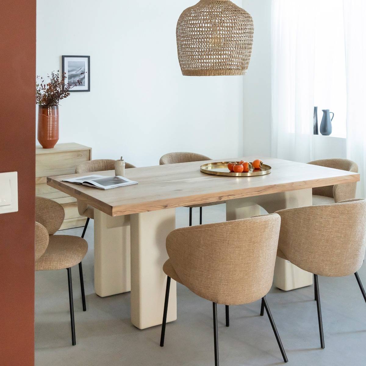 Table à manger en bois d'acacia et pieds en bois effet béton Dalva