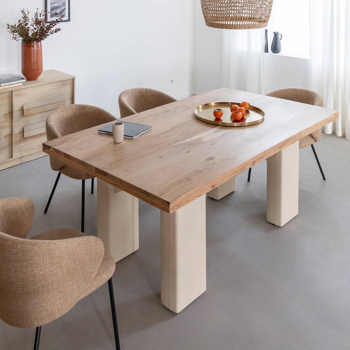 Table à manger en bois d'acacia et pieds en bois effet béton Dalva
