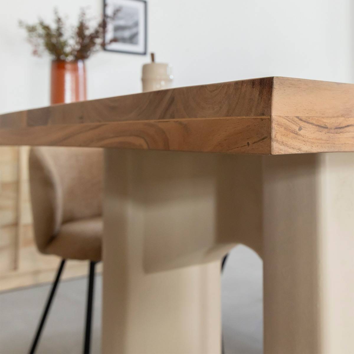 Table à manger en bois d'acacia et pieds en bois effet béton Dalva