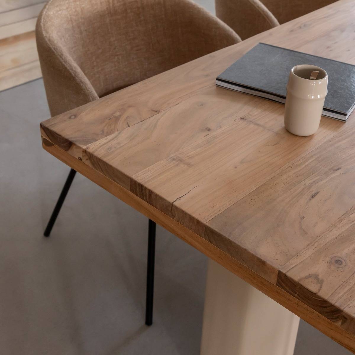 Table à manger en bois d'acacia et pieds en bois effet béton Dalva