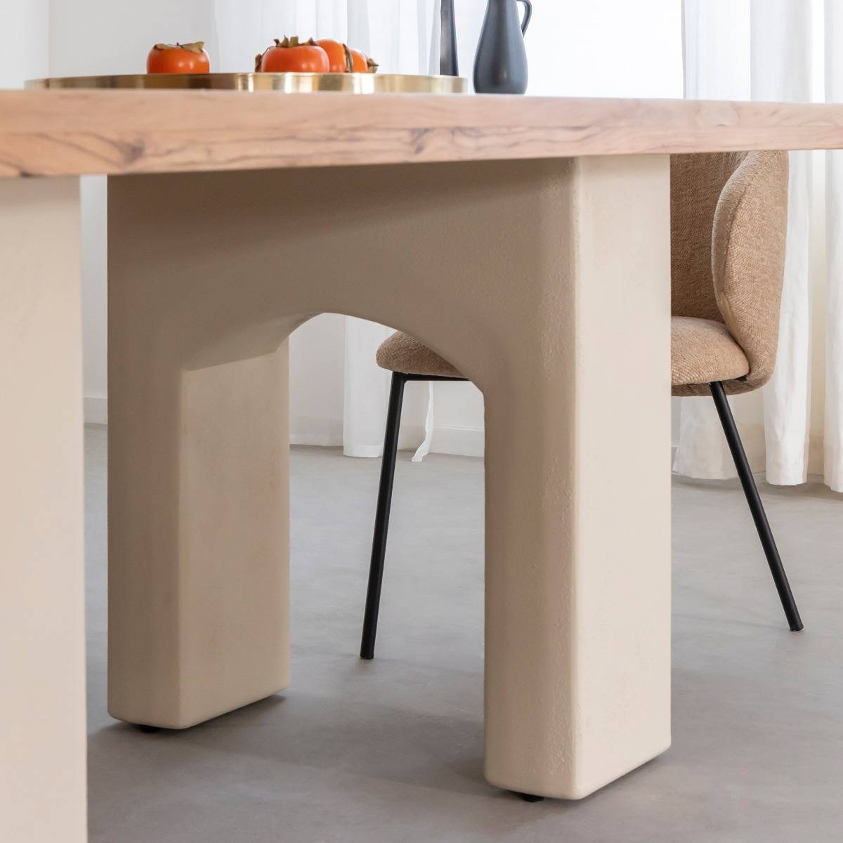 Table à manger en bois d'acacia et pieds en bois effet béton Dalva