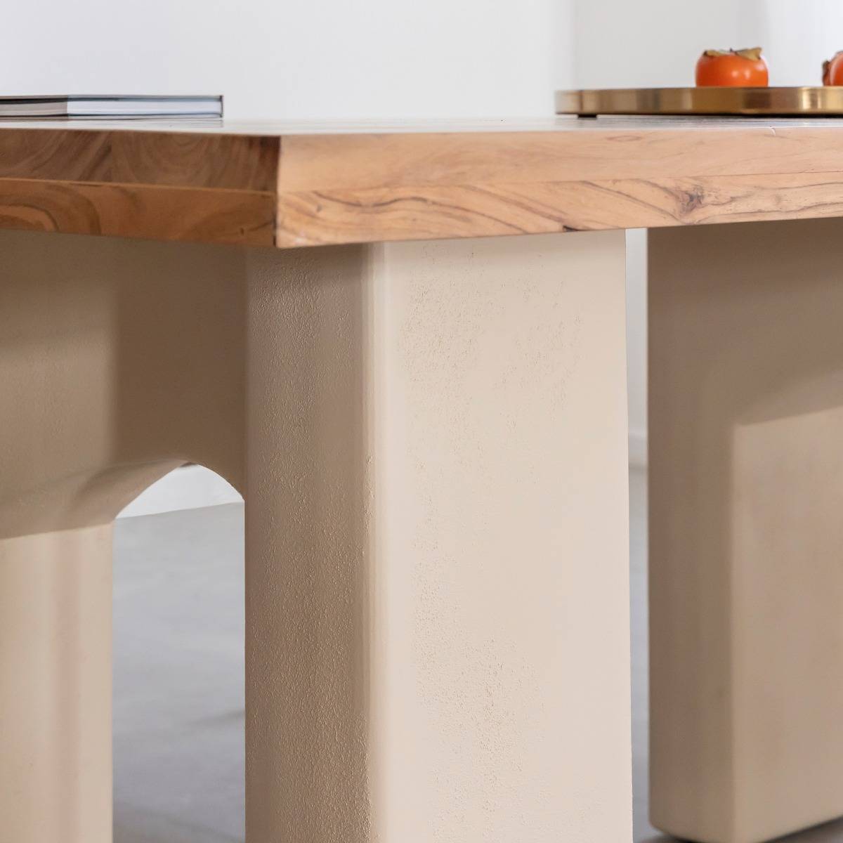 Table à manger en bois d'acacia et pieds en bois effet béton Dalva