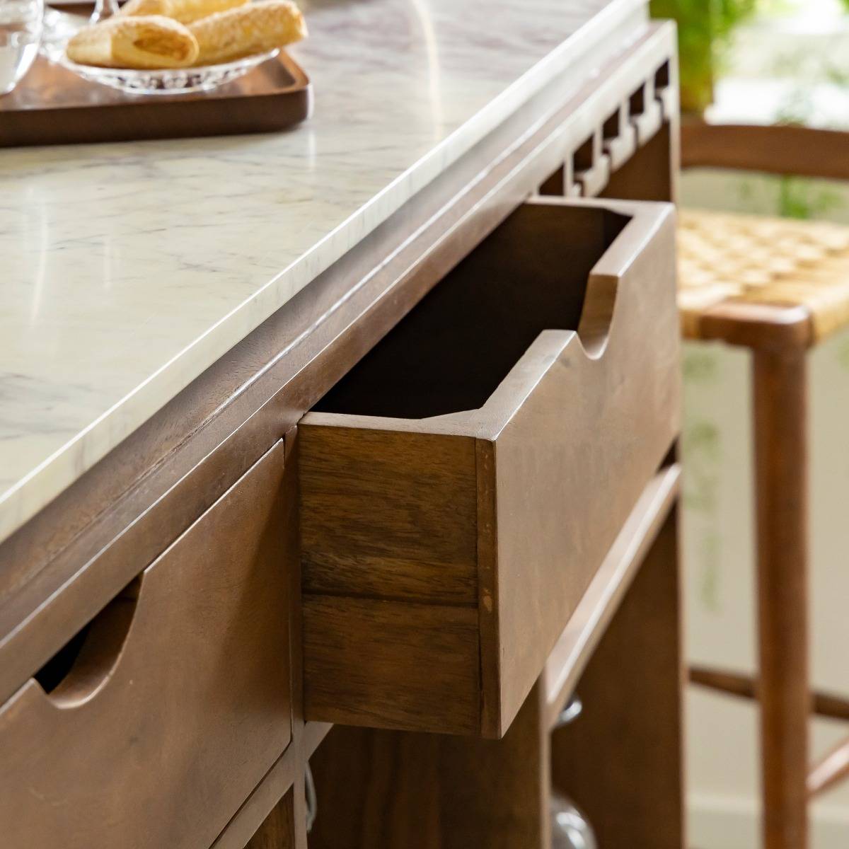 Bar en bois de manguier et marbre blanc Sienne