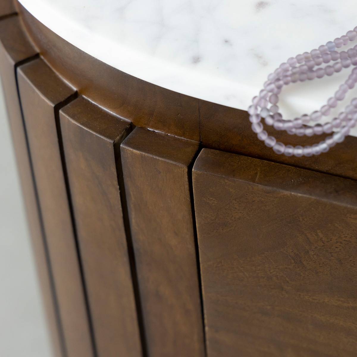 Meuble sous vasque 4 tiroirs en bois de manguier et marbre Sienne