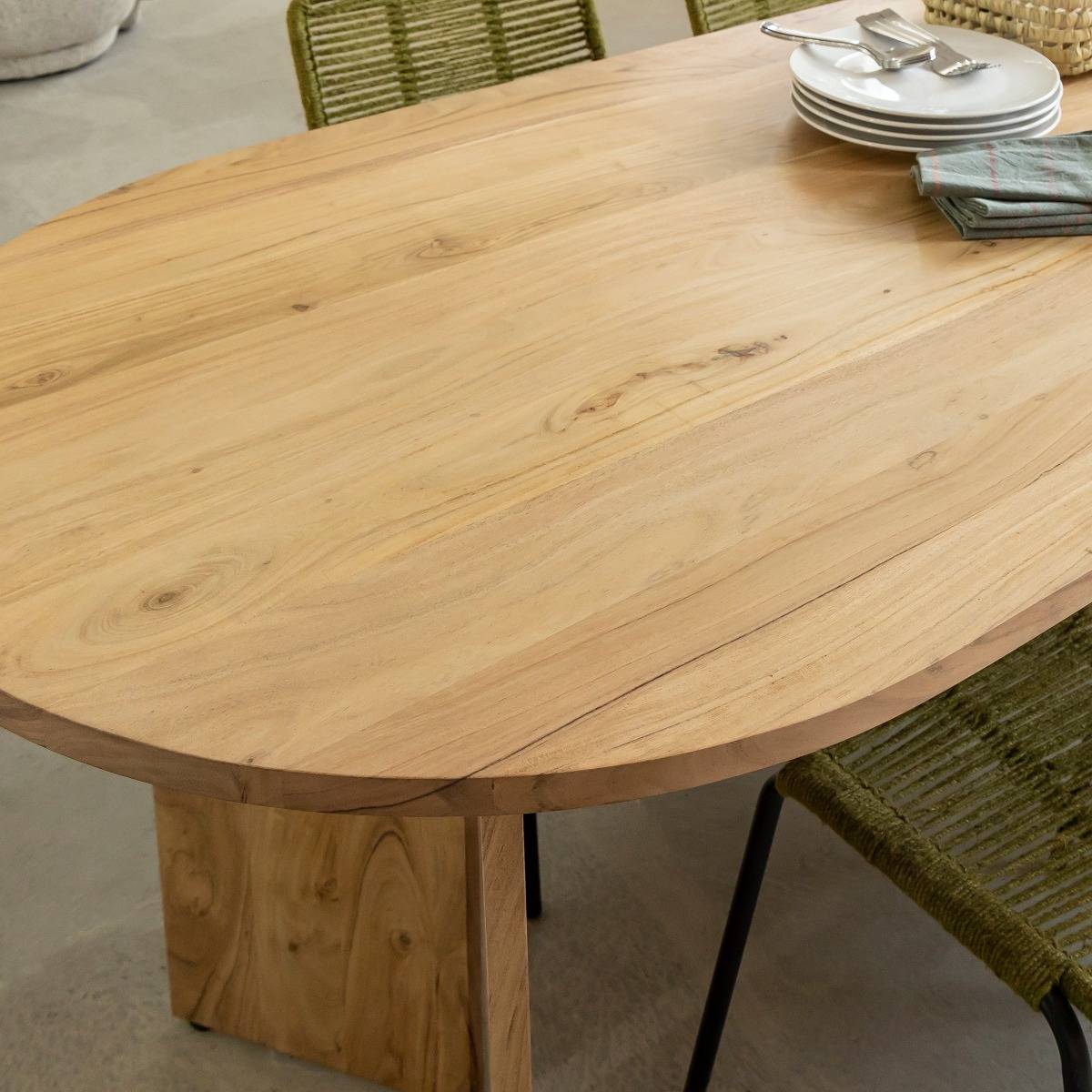Table à manger ovale en bois d'acacia Elwen