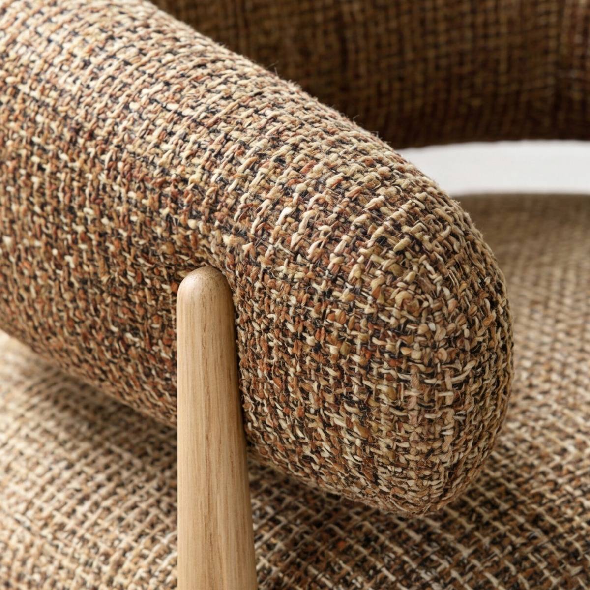 Fauteuil en tissu marron clair et pieds en métal effet bois Anelia