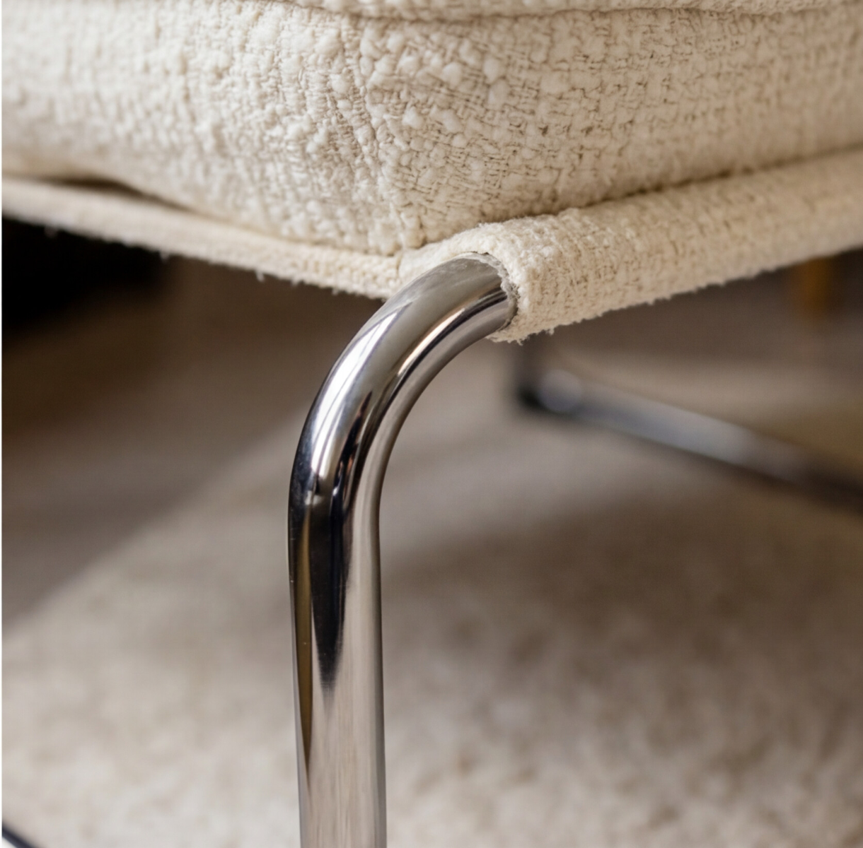 Fauteuil en tissu écru et pieds en chrome Chelsea