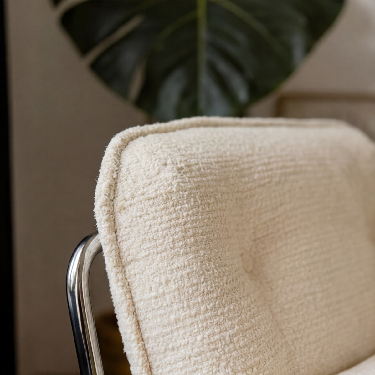 Fauteuil en tissu écru et pieds en chrome Chelsea