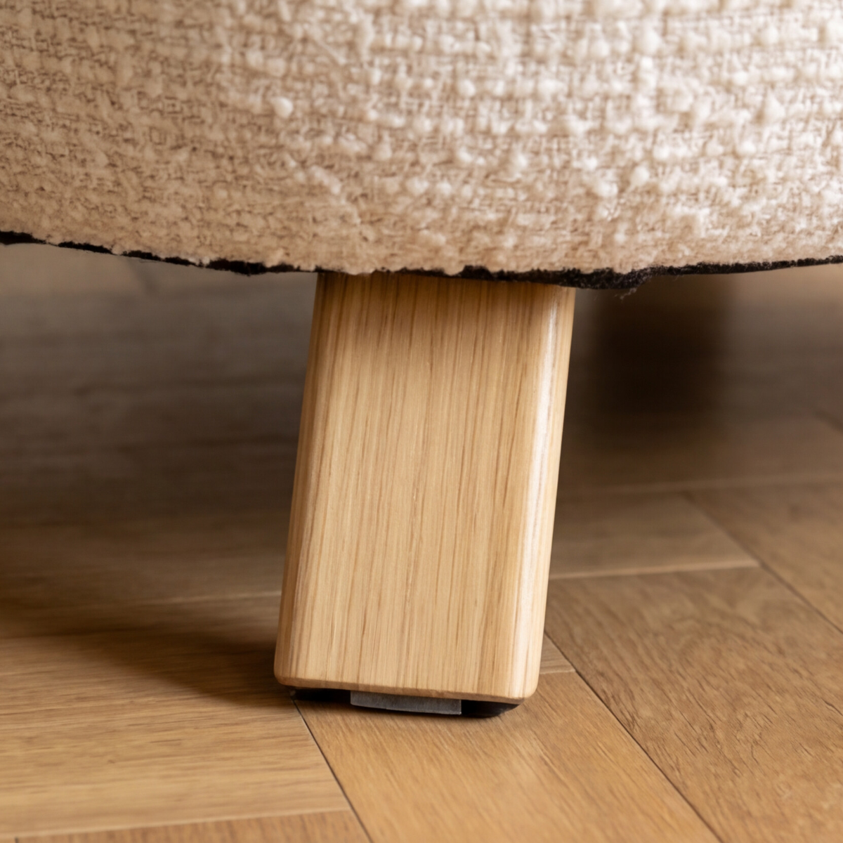 Fauteuil en tissu écru et pieds en métal effet bois Pascaline