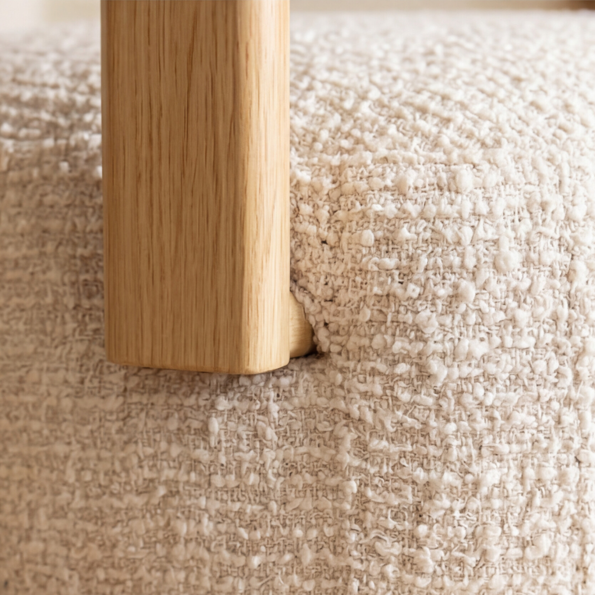 Fauteuil en tissu écru et pieds en métal effet bois Pascaline