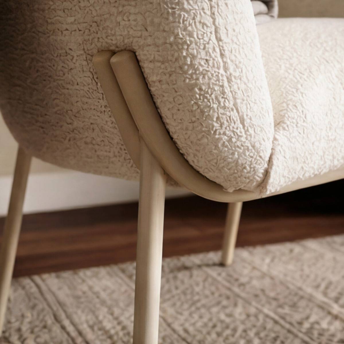 Fauteuil en tissu écru et pieds en métal Victor