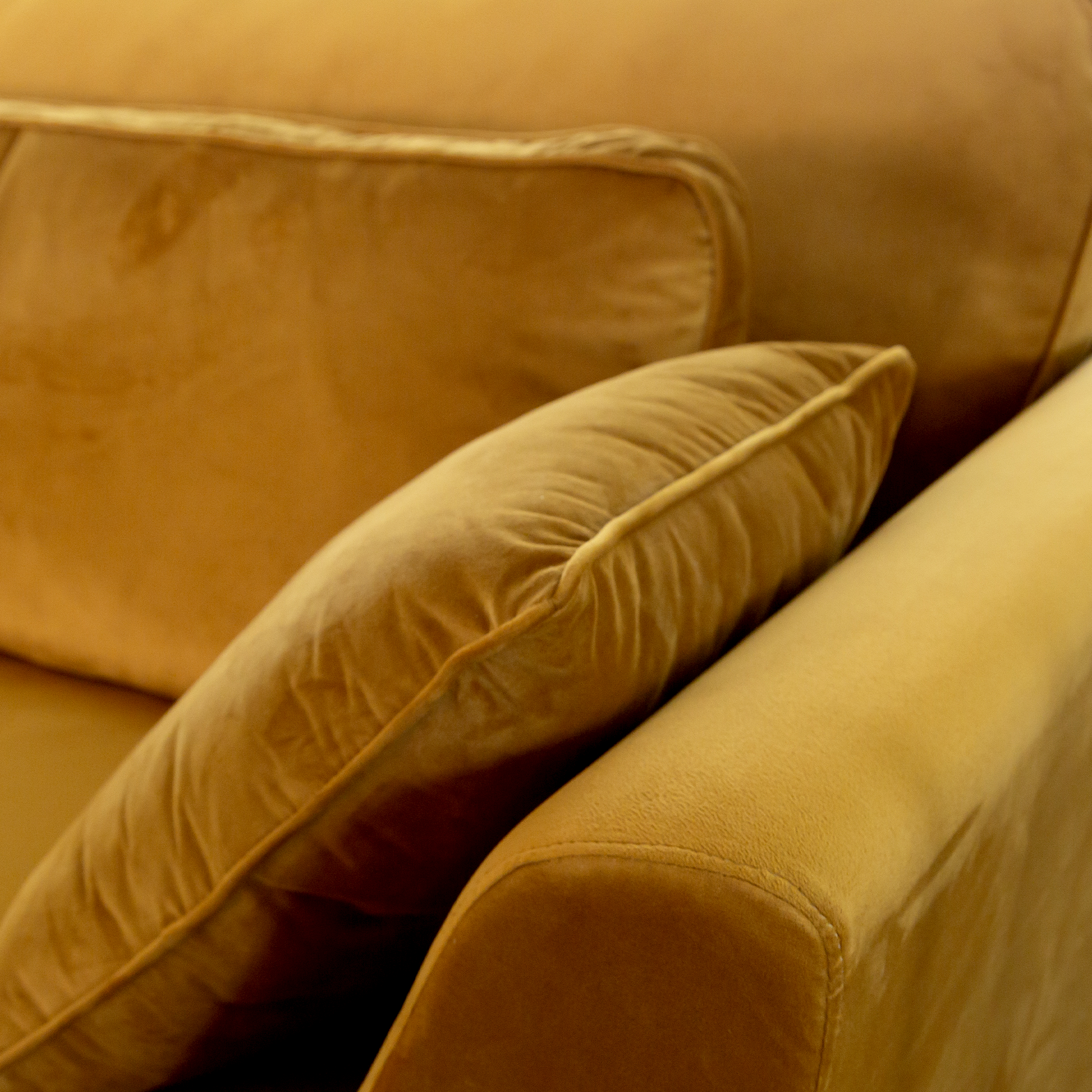 Canapé d'angle gauche 5 places en velours ocre Agadir
