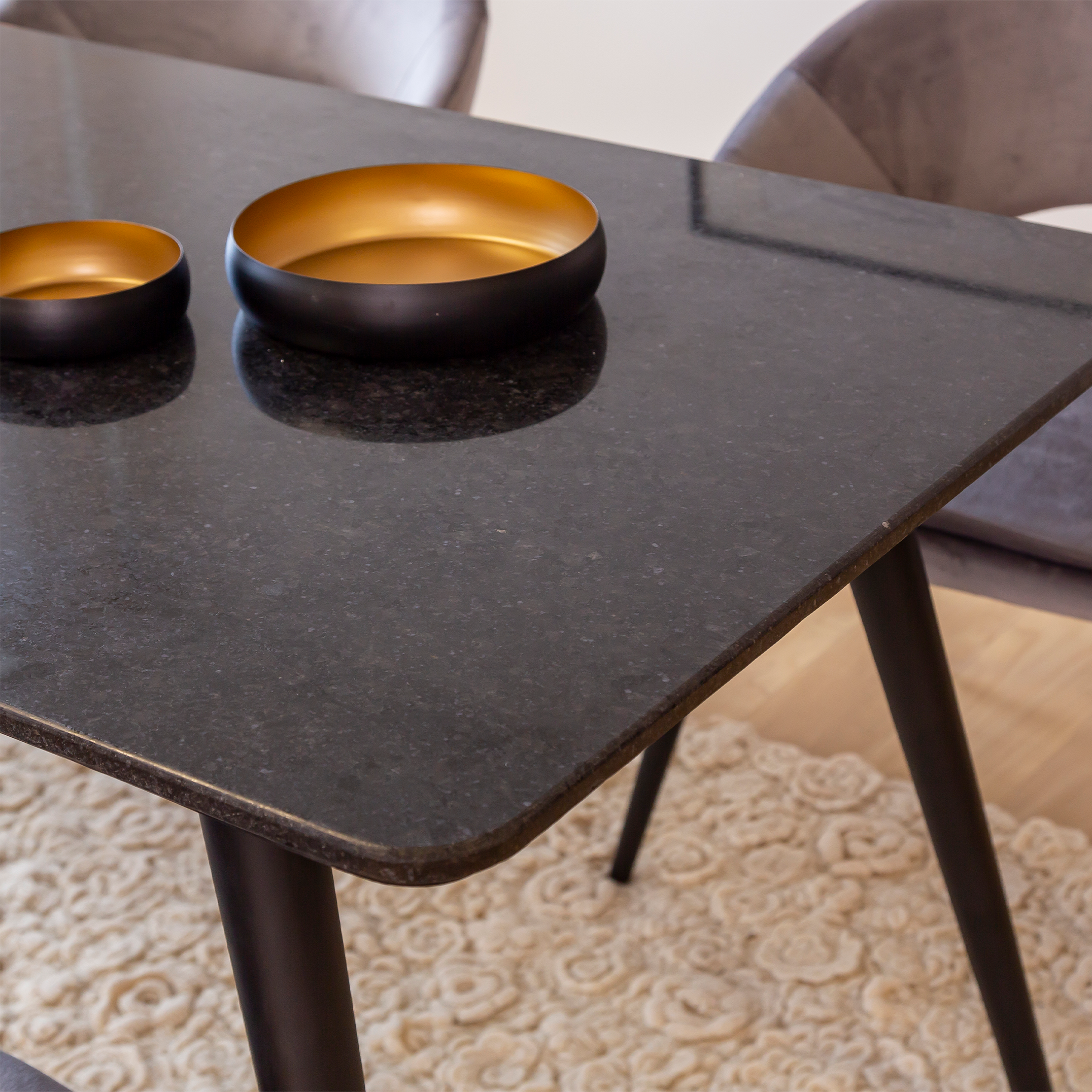 Table à manger avec plateau en granite noir Antonella