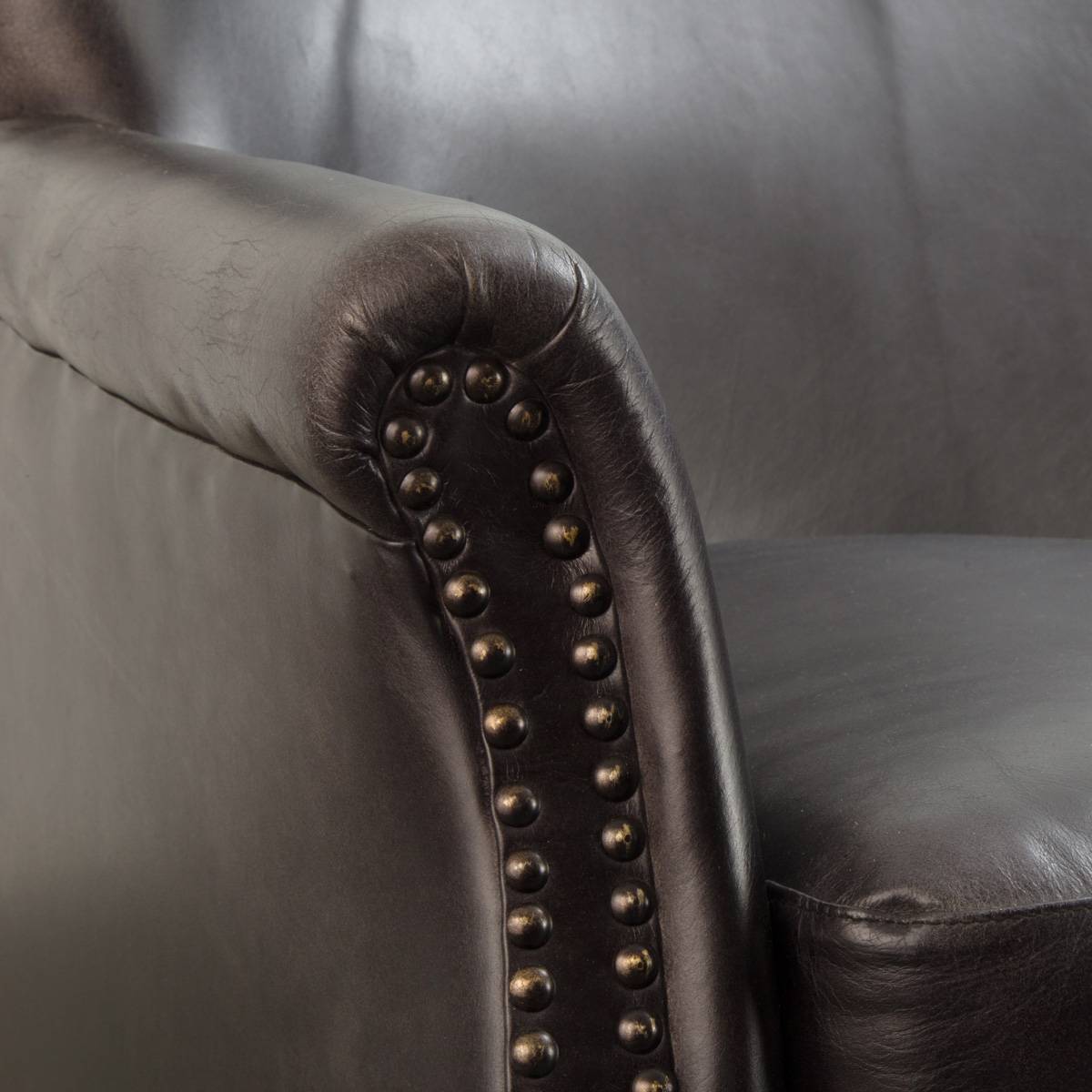 fauteuil clous décoratifs laiton
