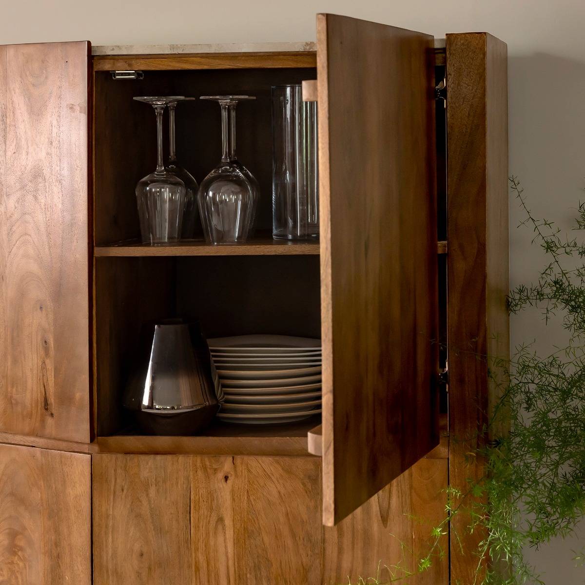 Buffet haut en bois de manguier clair et travertin Josh