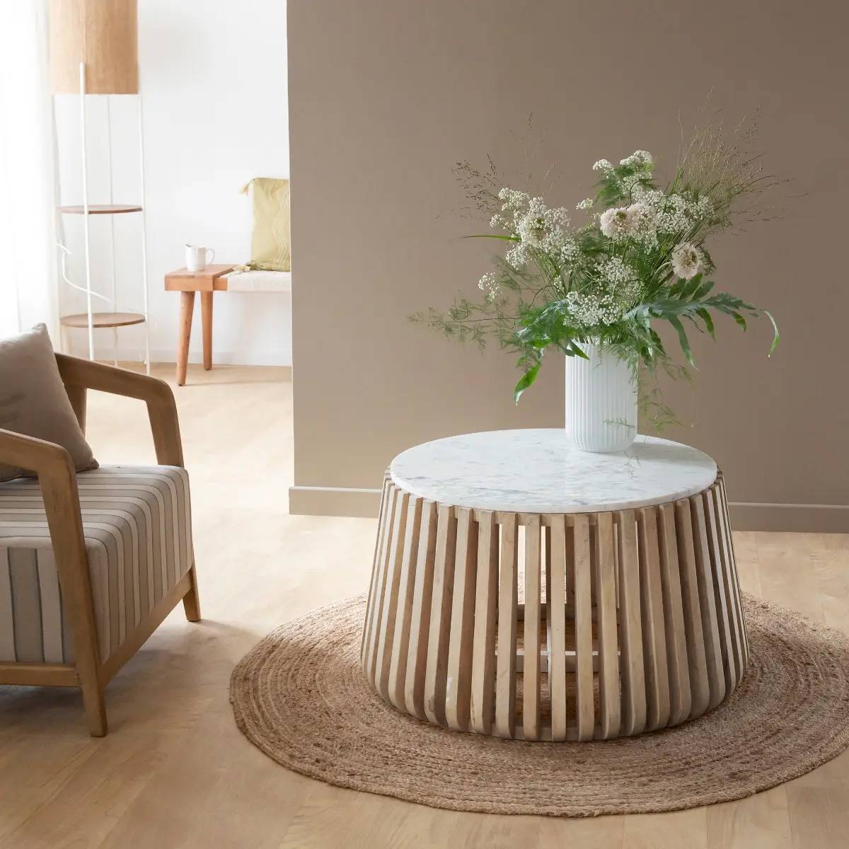 Table basse ronde en bois de manguier et marbre blanc Moana