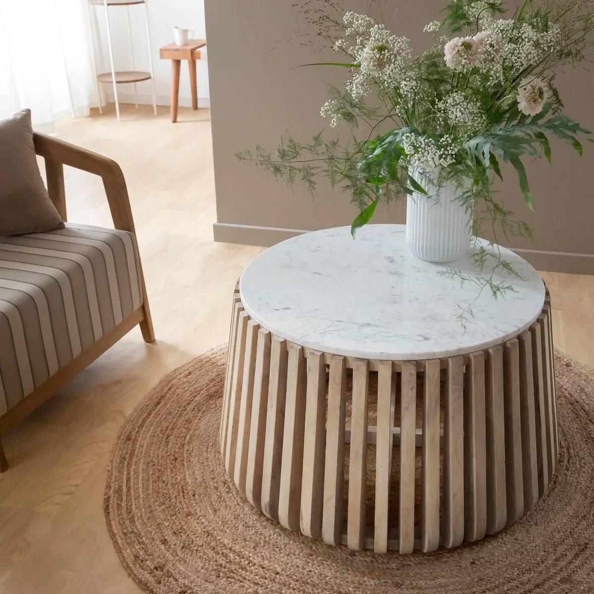 Table basse ronde en bois de manguier et marbre blanc Moana