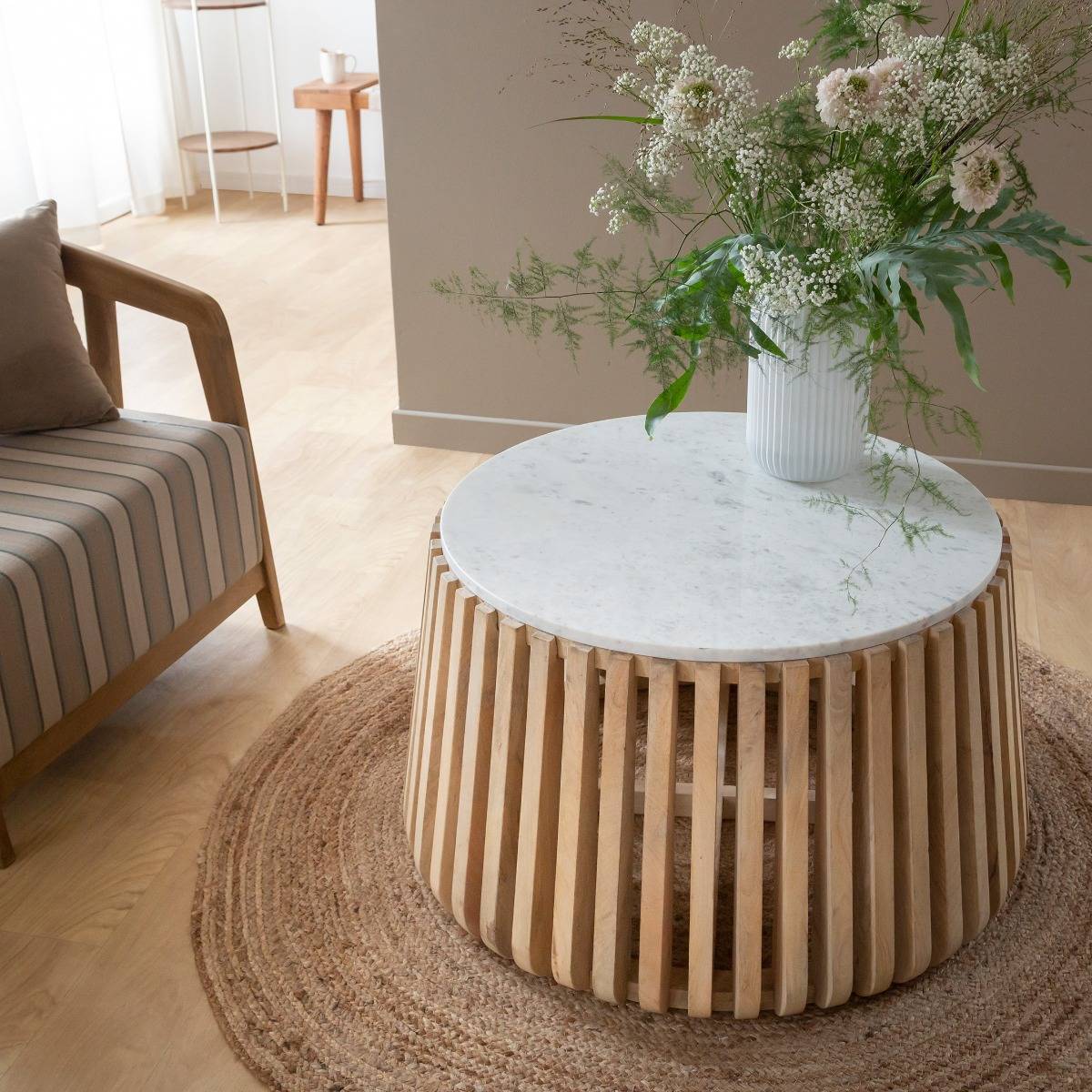 Table basse ronde en bois de manguier et marbre blanc Naxos