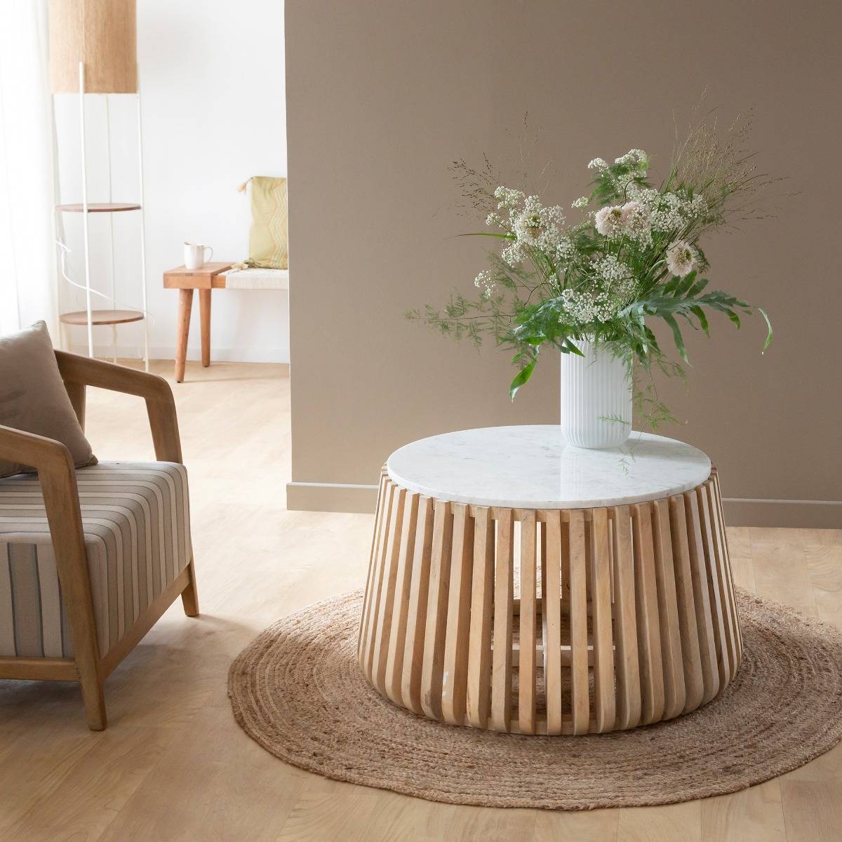 Table basse ronde en bois de manguier et marbre blanc Naxos