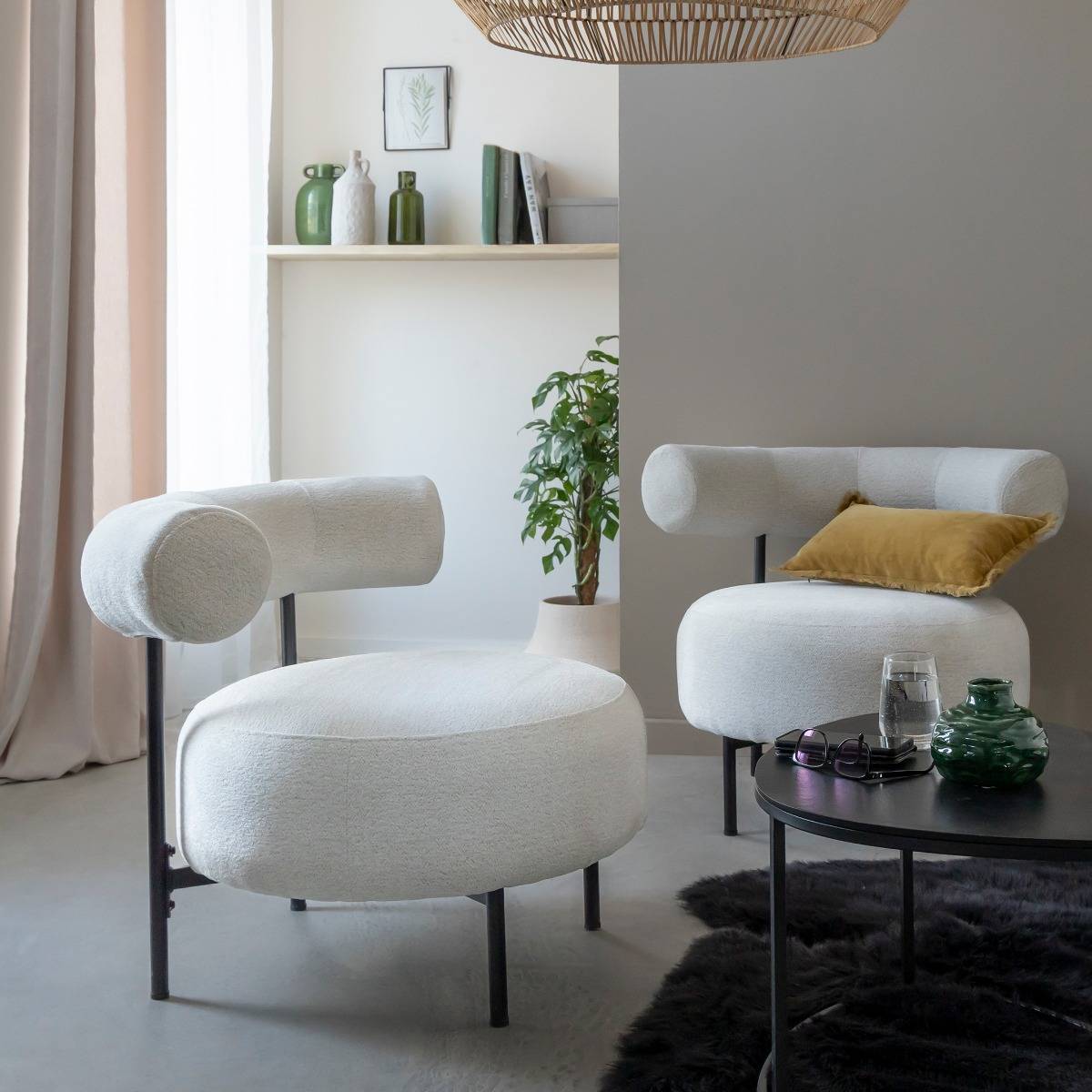 Fauteuil rond en tissu bouclette écru clair Maya