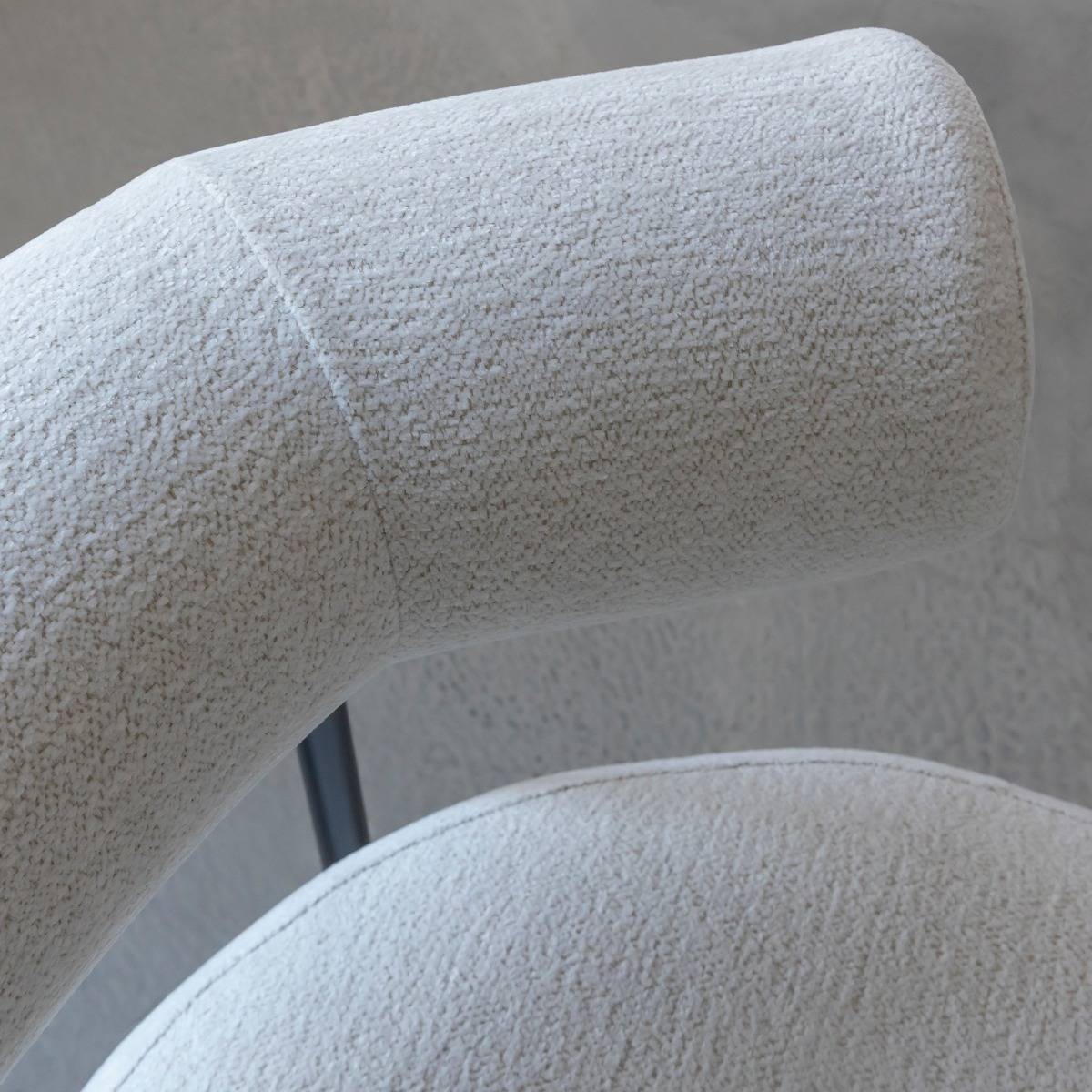 Fauteuil rond en tissu bouclette écru clair Maya