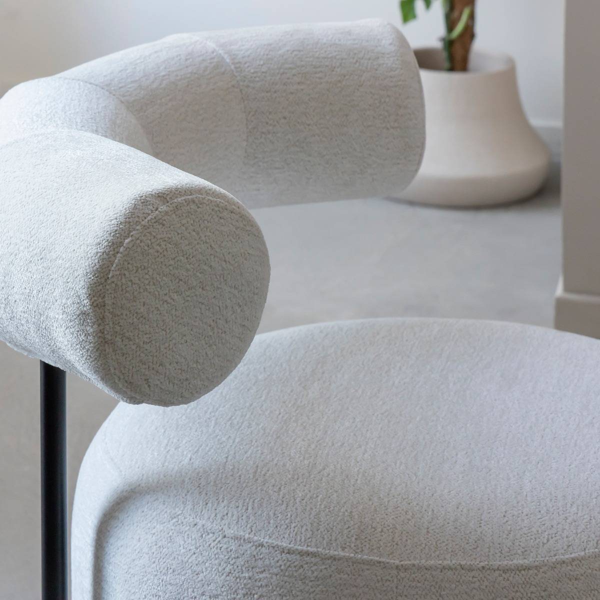 Fauteuil rond en tissu bouclette écru clair Maya