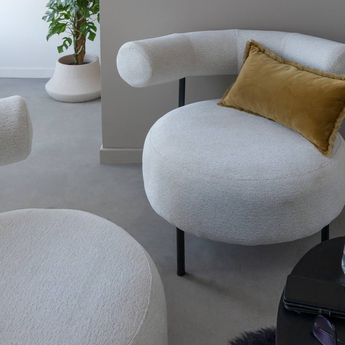 Fauteuil rond en tissu bouclette écru clair Maya