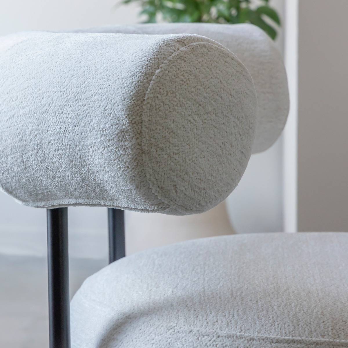 Fauteuil rond en tissu bouclette écru clair Maya