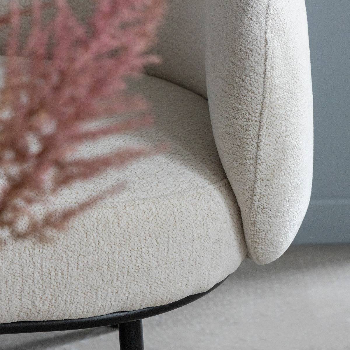 Canapé en tissu bouclette écru Filipa