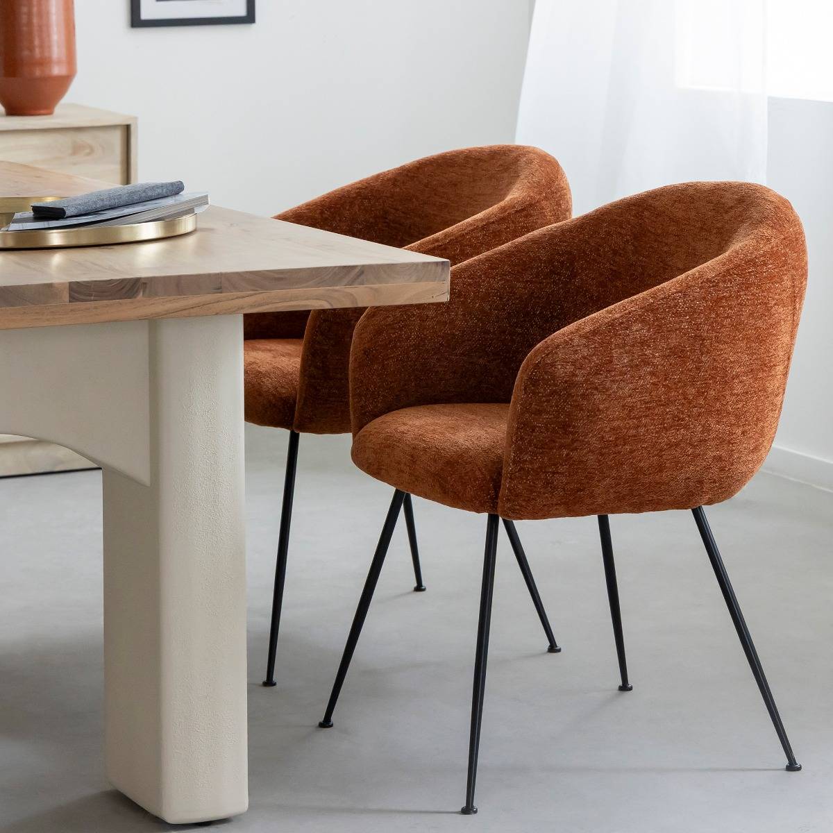 Fauteuil en tissu terracotta et pieds en métal Sandy