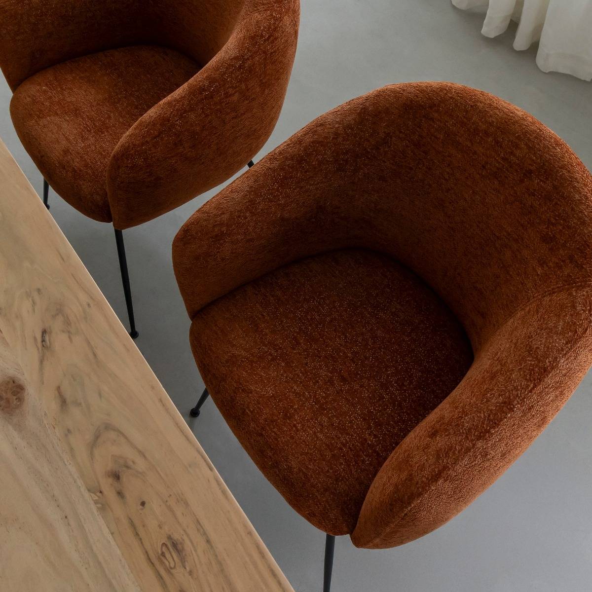 Fauteuil en tissu terracotta et pieds en métal Sandy