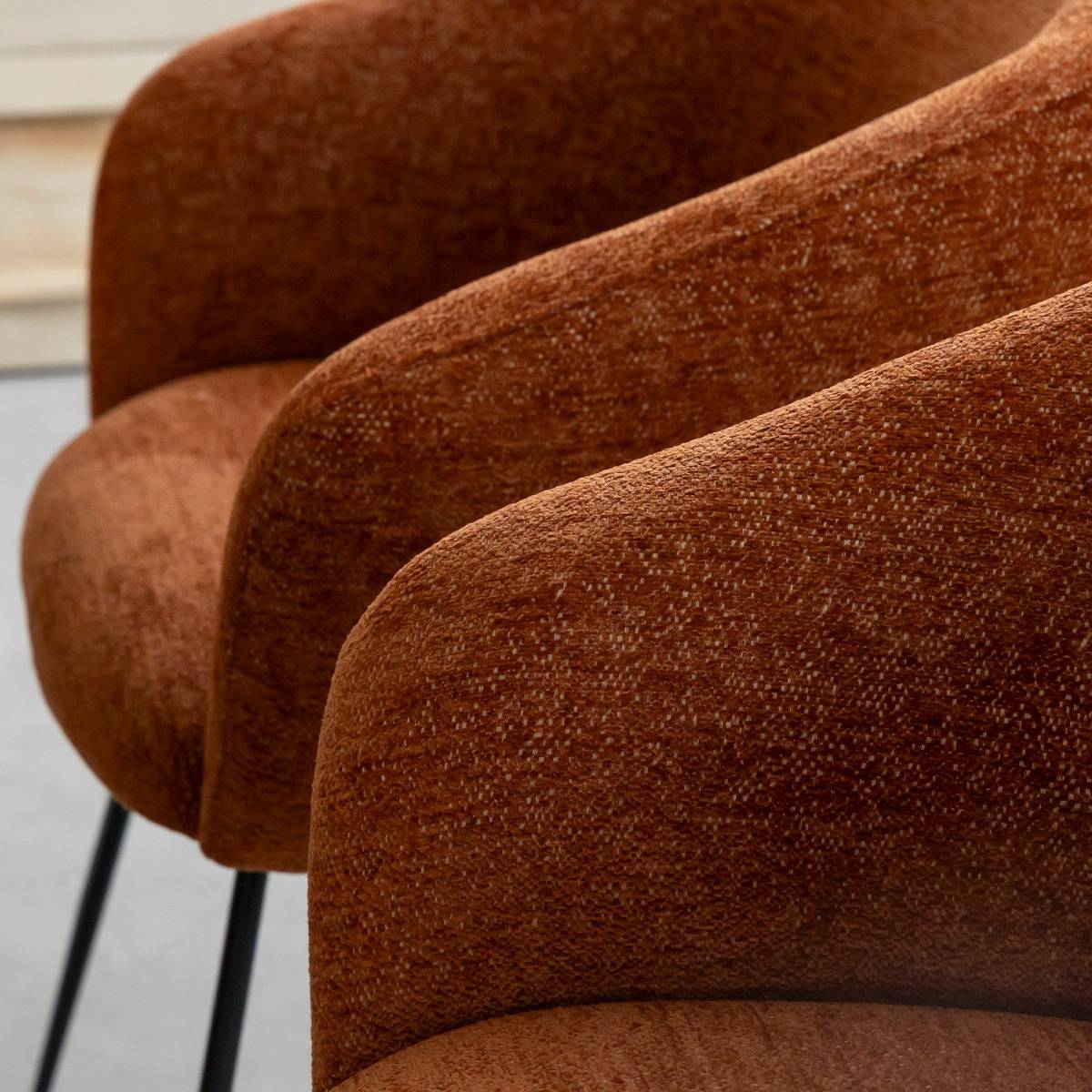 Fauteuil en tissu terracotta et pieds en métal Sandy