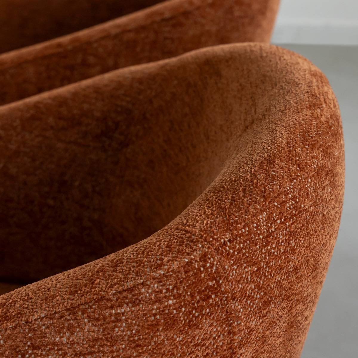 Fauteuil en tissu terracotta et pieds en métal Sandy