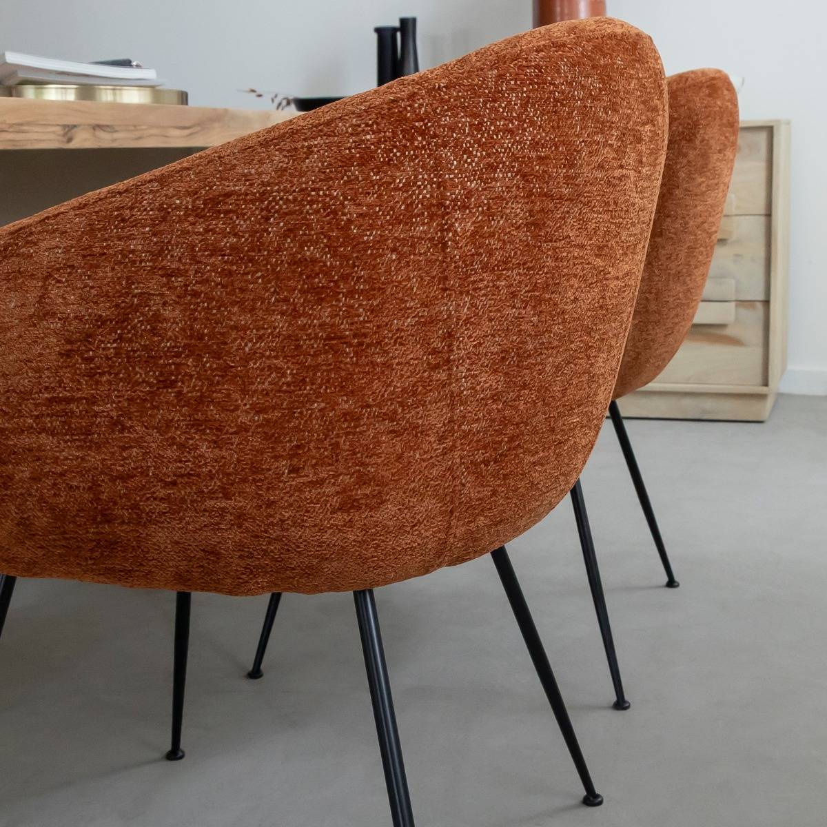 Fauteuil en tissu terracotta et pieds en métal Sandy