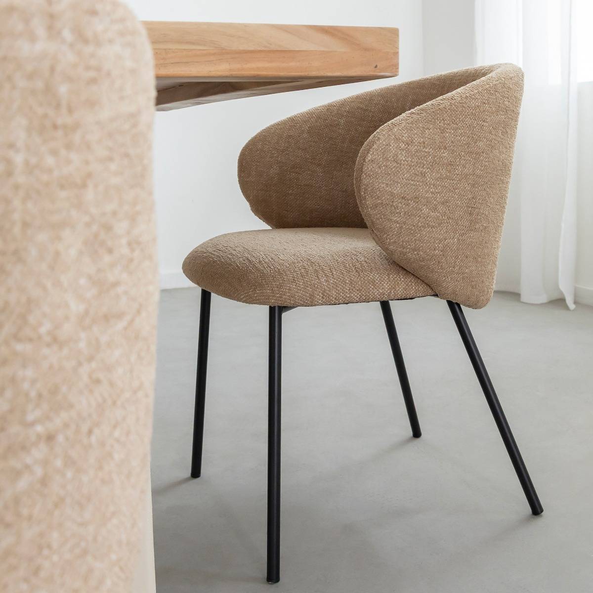 Chaise avec accoudoirs ronds en tissu sable et pieds en métal Cléa (lot de 2)