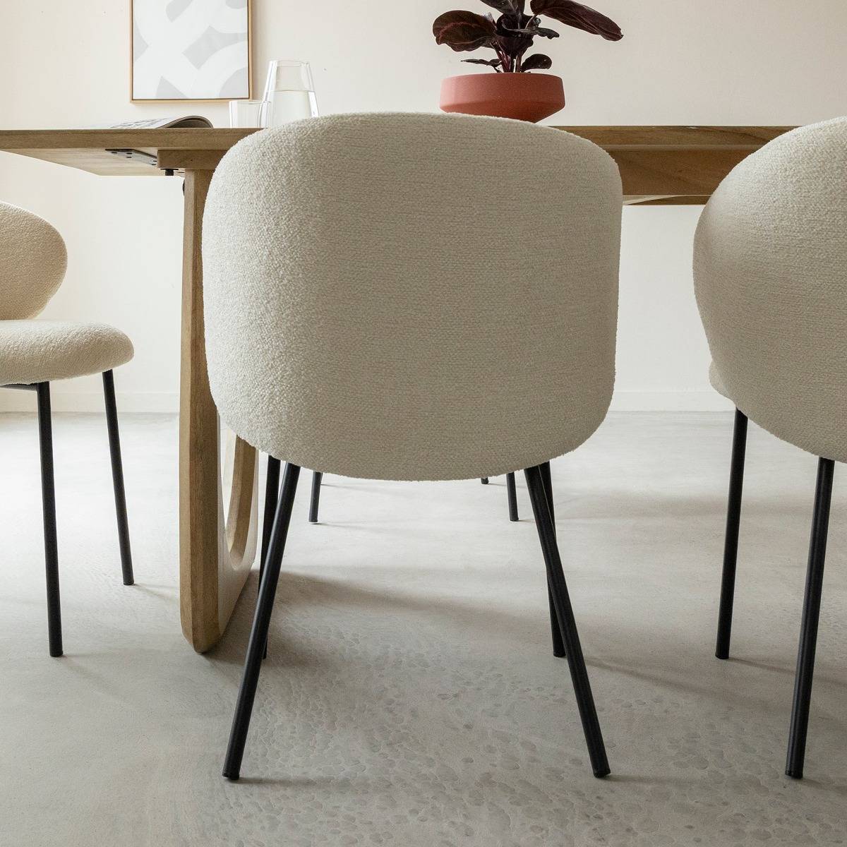 Chaise avec accoudoirs ronds en tissu bouclette écru clair et pieds en métal Cléa (lot de 2)