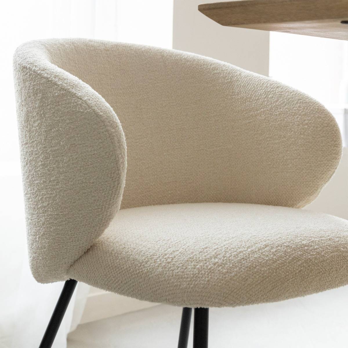 Chaise avec accoudoirs ronds en tissu bouclette écru clair et pieds en métal Cléa (lot de 2)