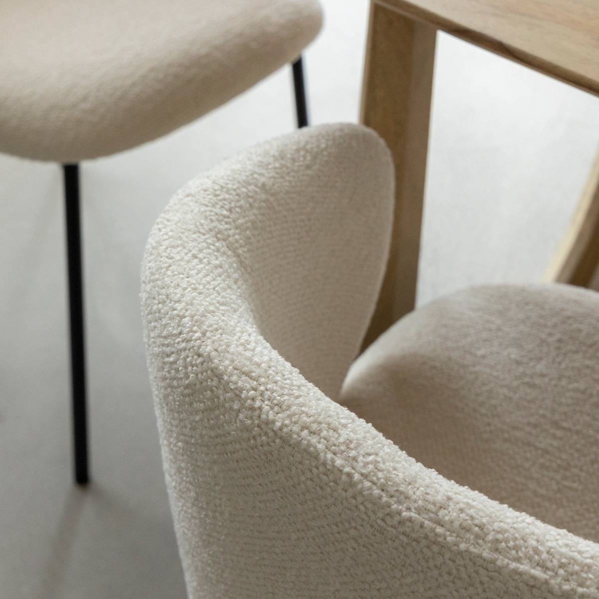 Chaise avec accoudoirs ronds en tissu bouclette écru clair et pieds en métal Cléa (lot de 2)