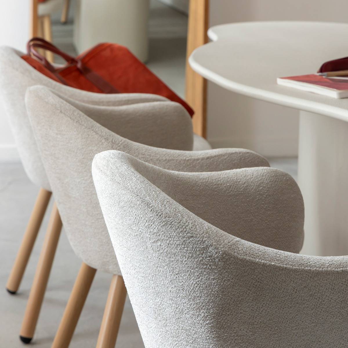 Fauteuil en tissu écru et pieds en métal effet bois Mayi