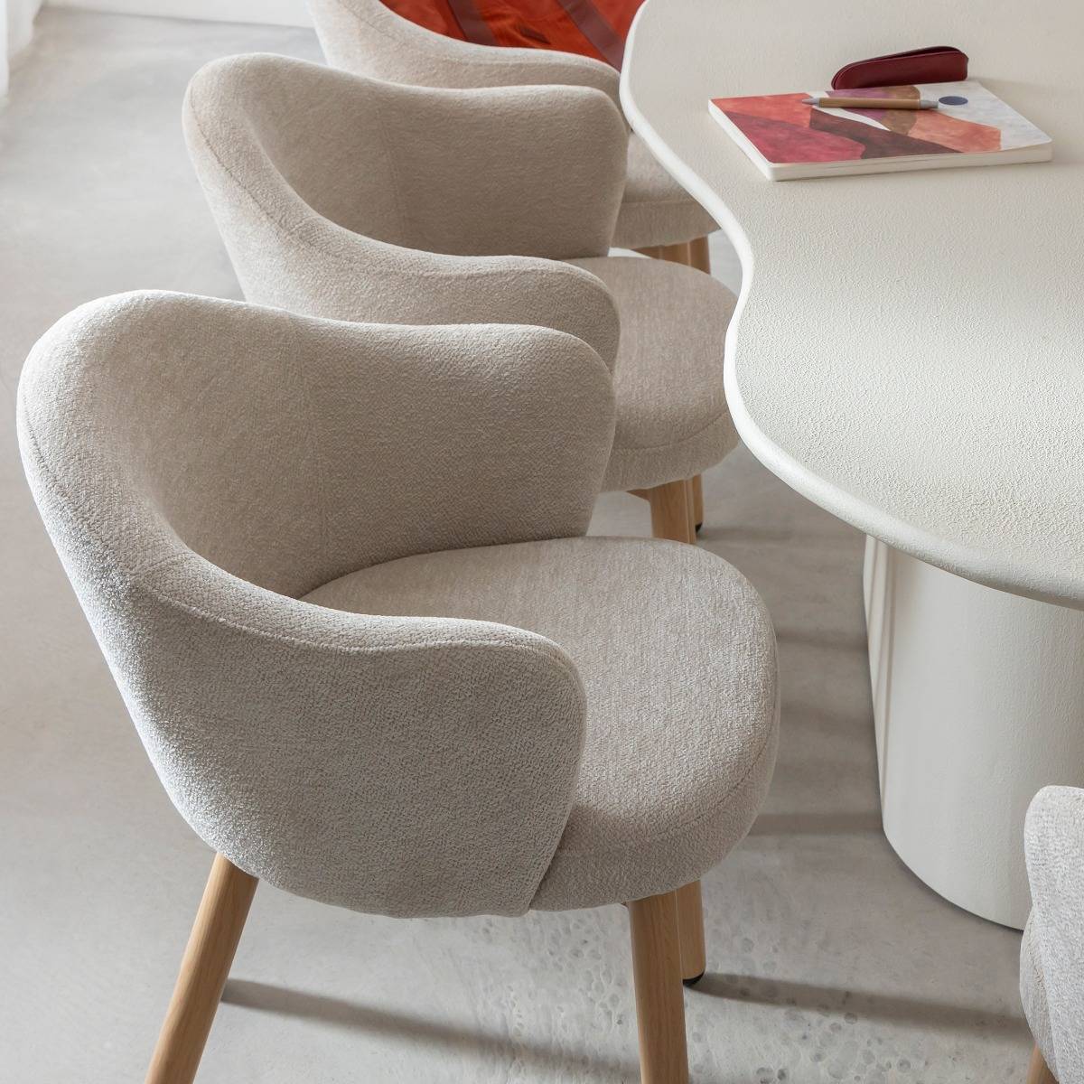 Fauteuil en tissu écru et pieds en métal effet bois Mayi