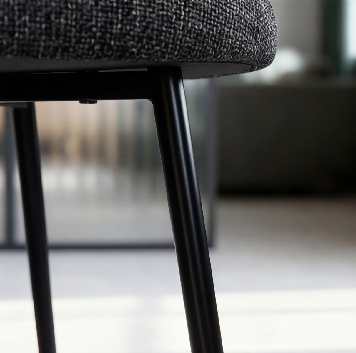 Chaise avec accoudoirs ronds en tissu gris anthracite et pieds en métal Cléa (lot de 2)