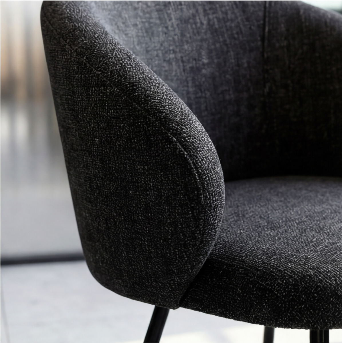 Chaise avec accoudoirs ronds en tissu gris anthracite et pieds en métal Cléa (lot de 2)