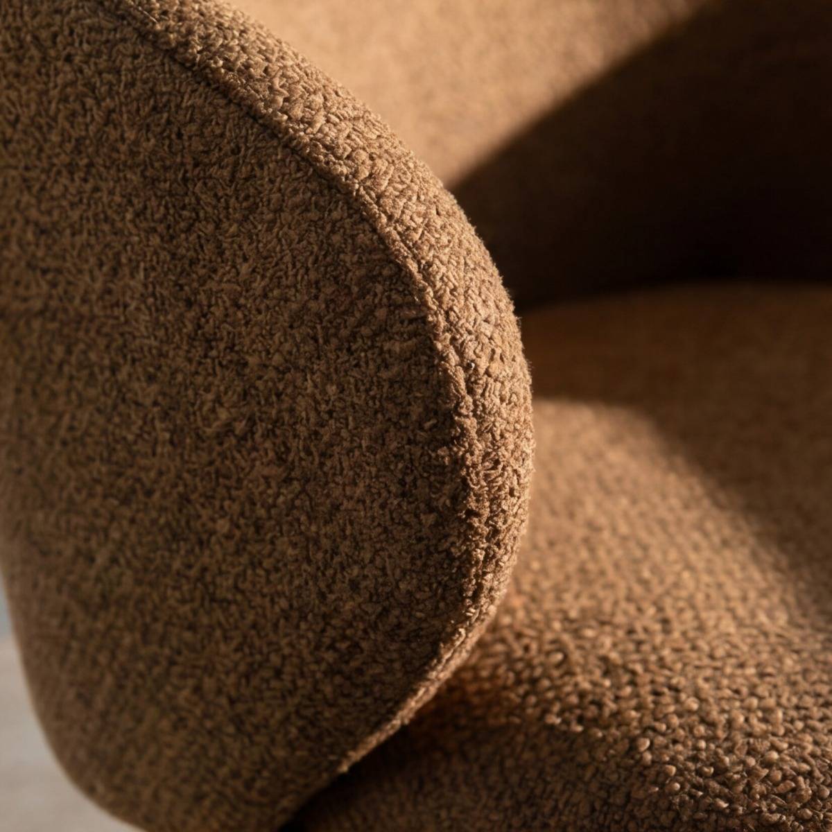 Chaise avec accoudoirs ronds en tissu marron et pieds en métal Cléa (lot de 2)