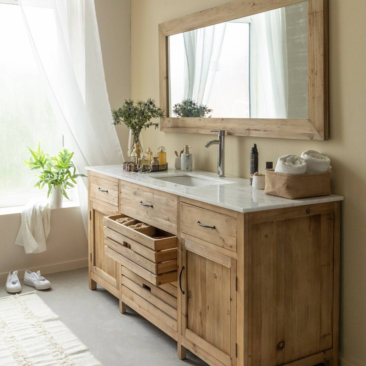 Meuble de salle de bain en vieux pin et marbre blanc Nils