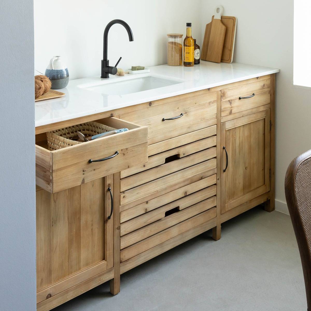 Meuble de cuisine en vieux pin et marbre blanc Epure