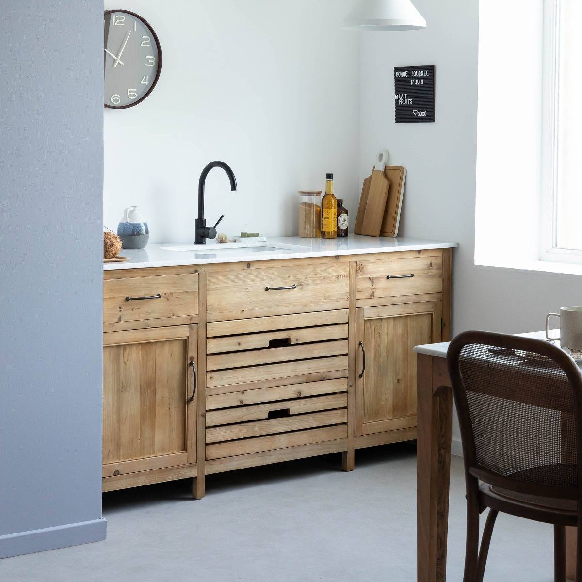 Meuble de cuisine en vieux pin et marbre blanc Epure