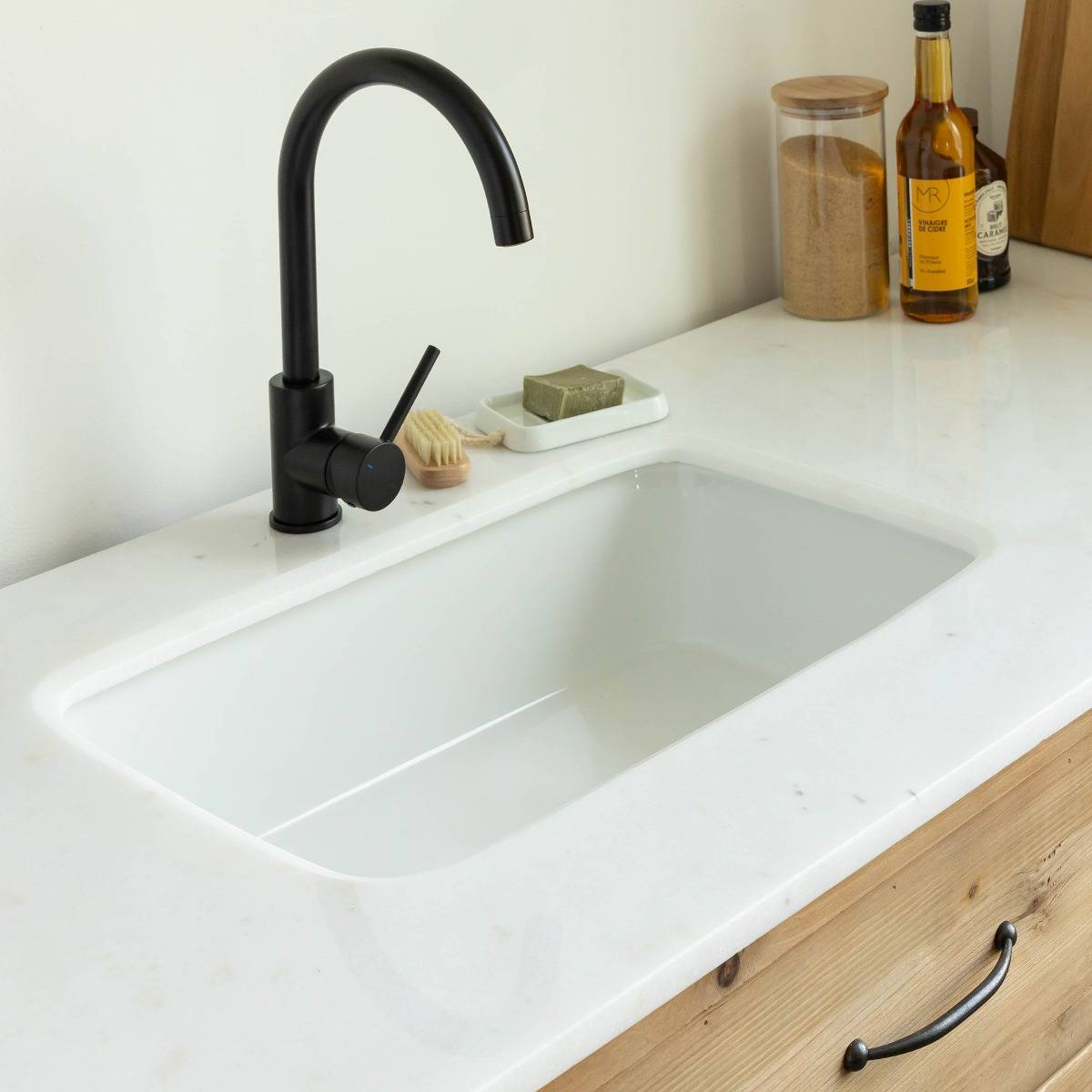 Meuble de cuisine en vieux pin et marbre blanc Epure