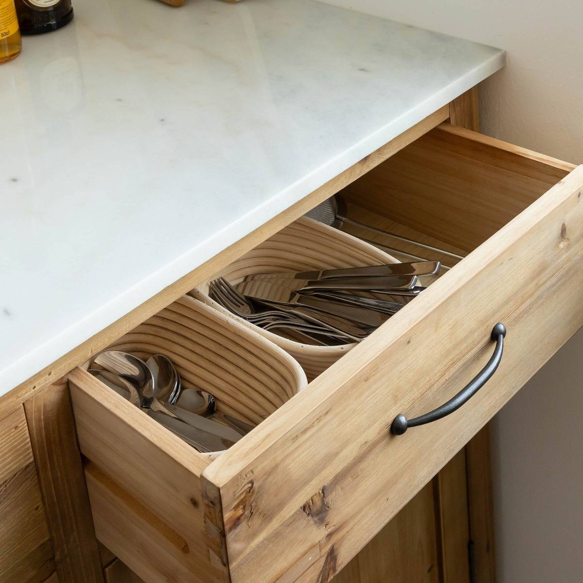 Meuble de cuisine en vieux pin et marbre blanc Epure