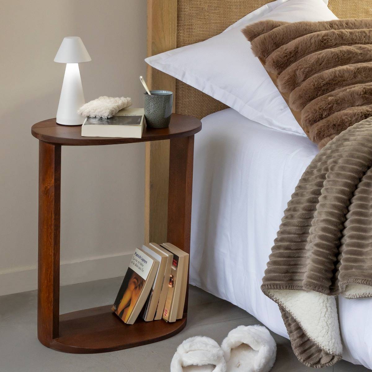 Table de chevet en bois de manguier Swan