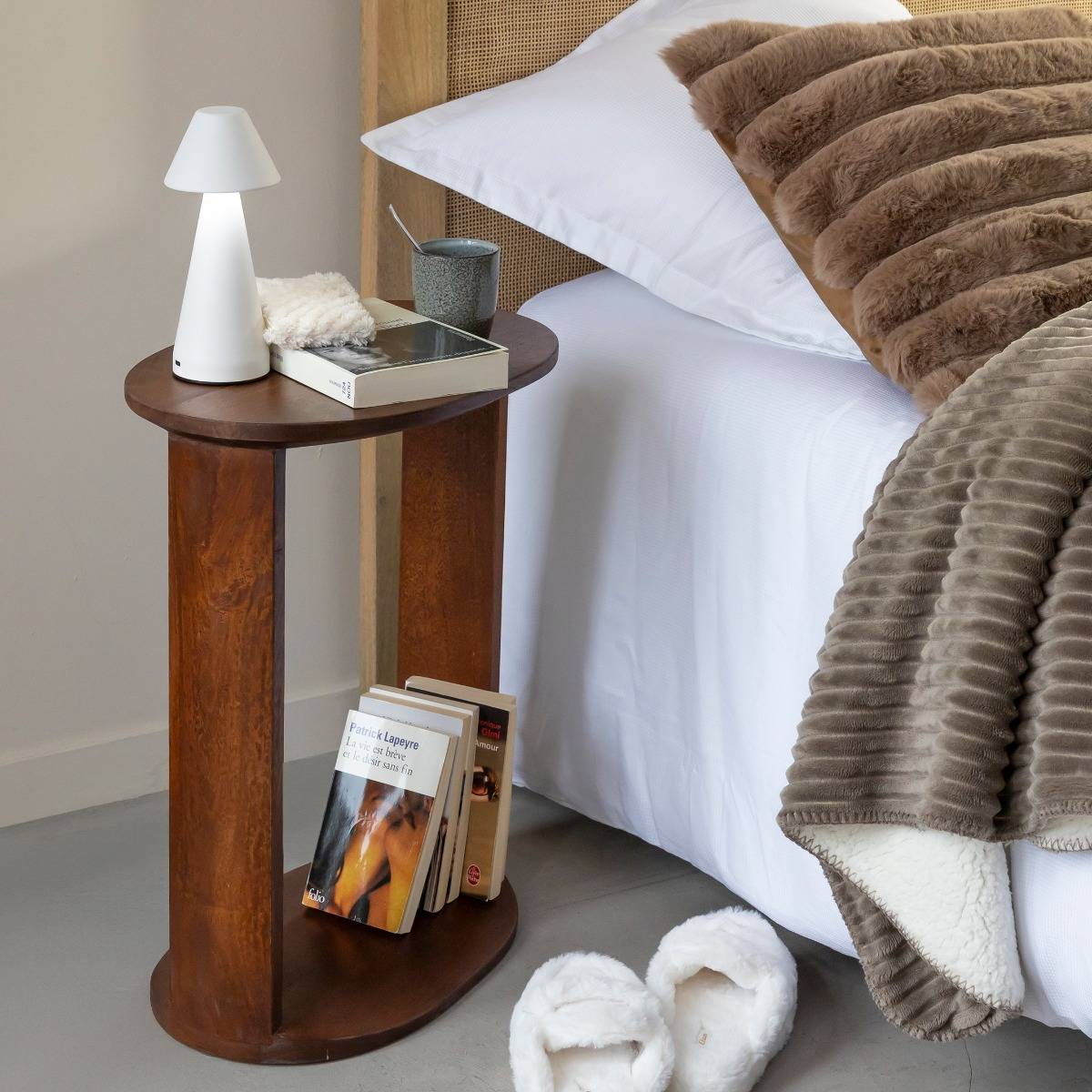 Table de chevet en bois de manguier Swan